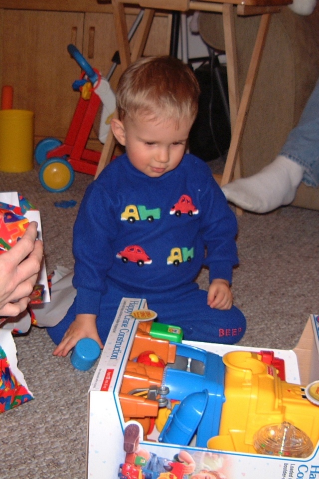 Hildebrand Christmas ScreenSaver/640x480_2000-12-21-13  Chance gets new toy.jpg